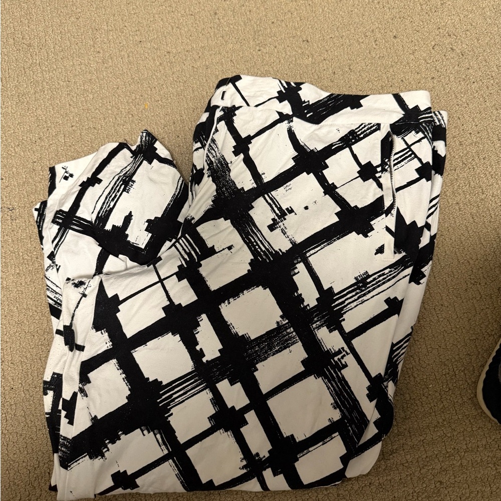 Black and White Geometric Print Capri Pants